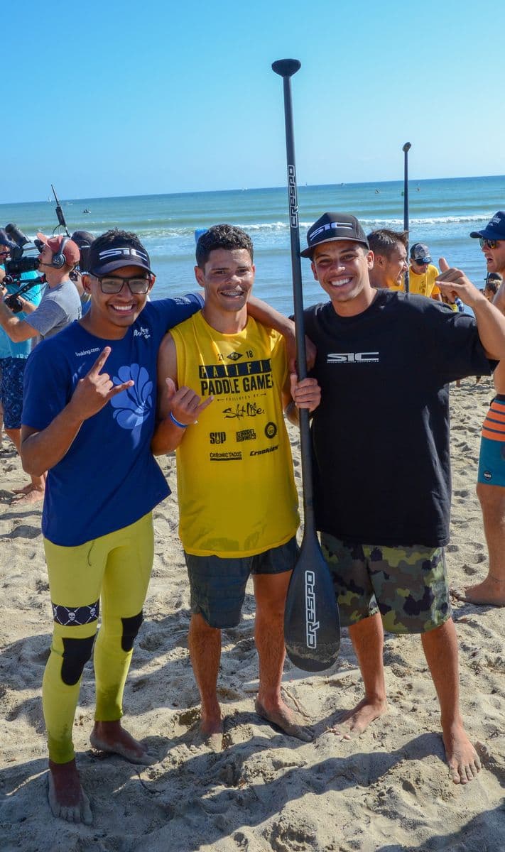 Paddlers from the Brazilian Brothers of Paddle on the beach